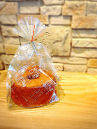 フレンチブルー1番人気のシフォンケーキです！ ちょっとしたギフトにもピッタリ♪ ぜひ一度ご賞味ください。12か月のシフォンケーキ(米粉）　900円 ／ 米粉シフォンプレーン　850円 プレーンシフォン　660円 ／ キャラメルシフォン　660円ラムレーズンシフォン・よもぎシフォン・紅茶シフォン　ハーフ510円／ホール980円